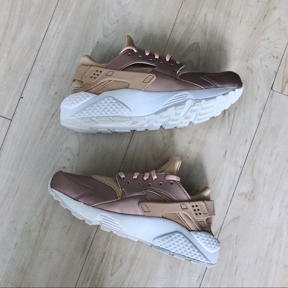 Rare Brand New Nike Women’s Huaraches in Rose Gold - Picture 5 of 5